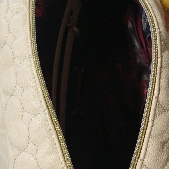 Betsey Johnson Cream Heart Puffed Purse With Pink Bow - Picture 10 of 10